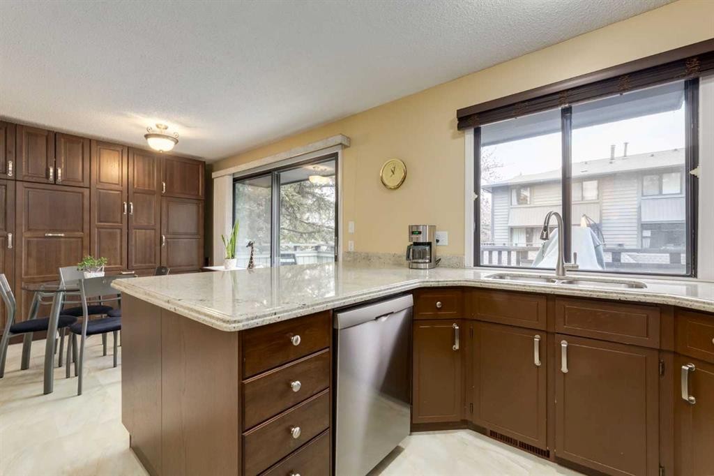 59-10030 Oakmoor Way Sw, Calgary, AB - Indoor Photo Showing Kitchen