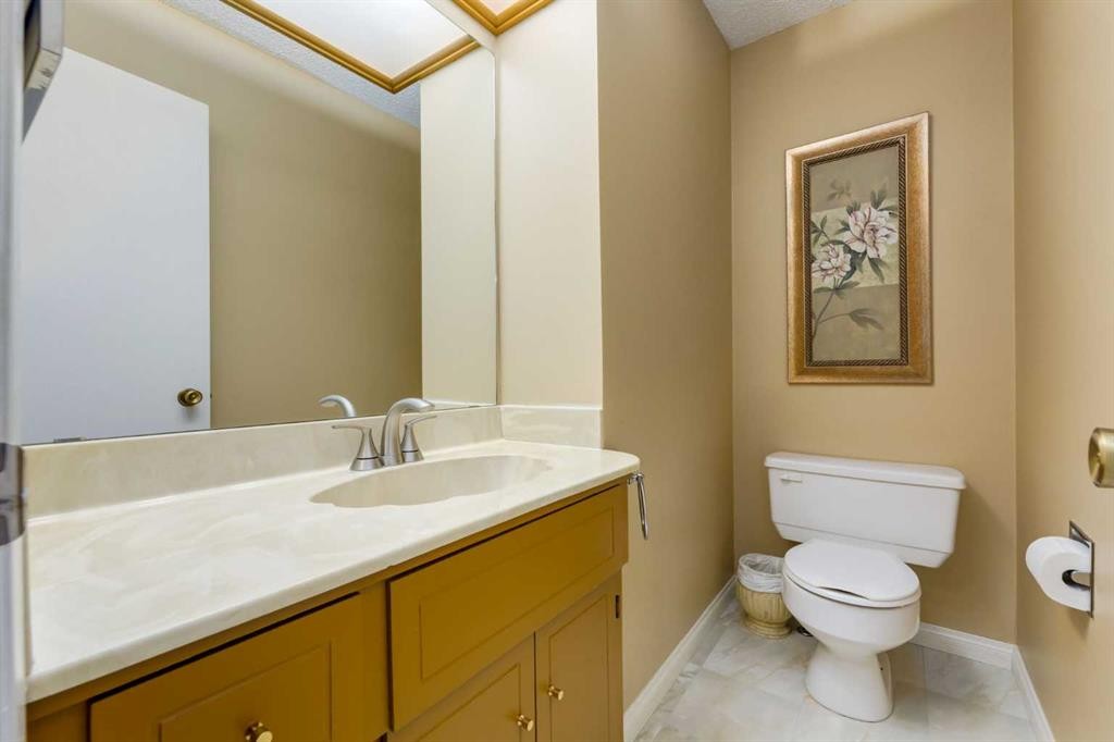 59-10030 Oakmoor Way Sw, Calgary, AB - Indoor Photo Showing Bathroom