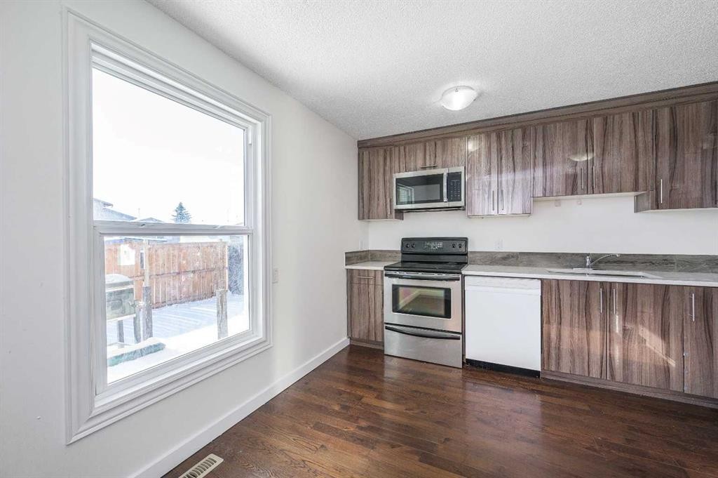 51 Whitworth Way Ne, Calgary, AB - Indoor Photo Showing Kitchen