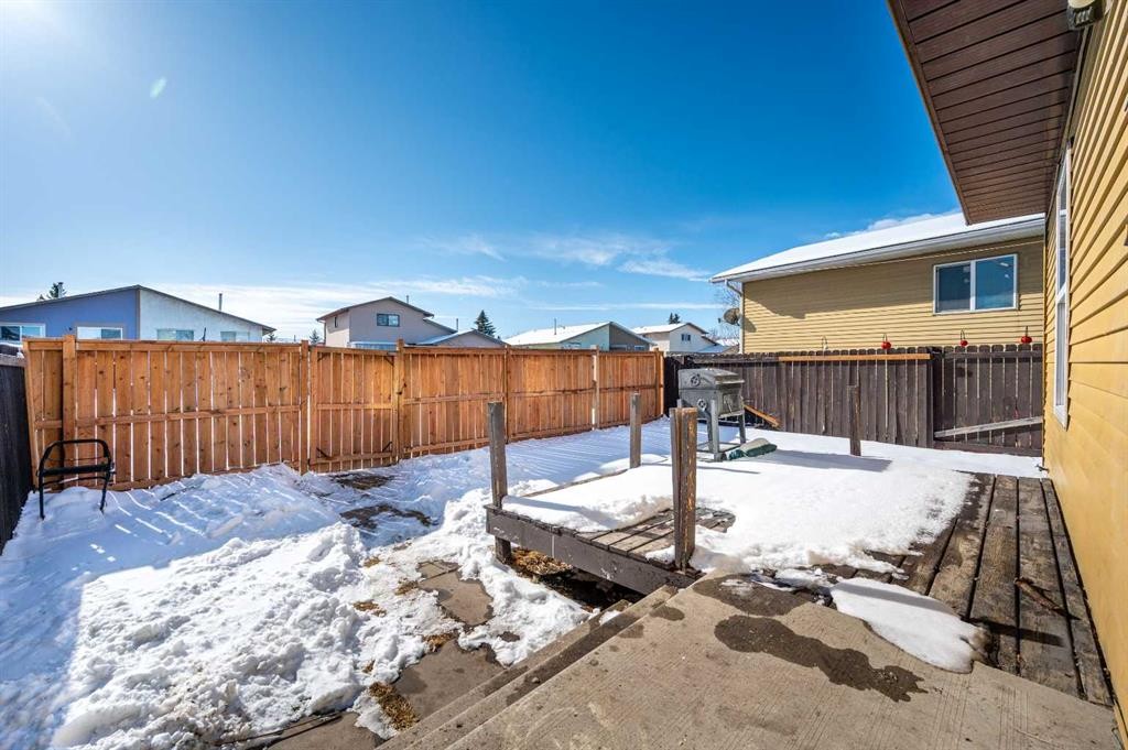 51 Whitworth Way Ne, Calgary, AB - Outdoor
