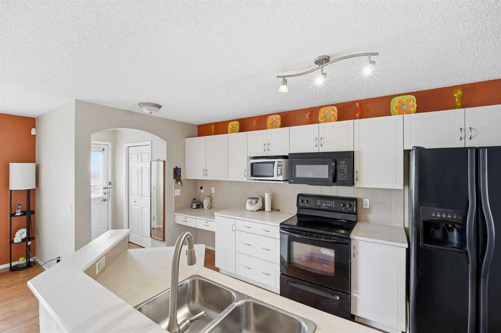 252 Saddlecrest Blvd Ne, Calgary, AB - Indoor Photo Showing Kitchen With Double Sink