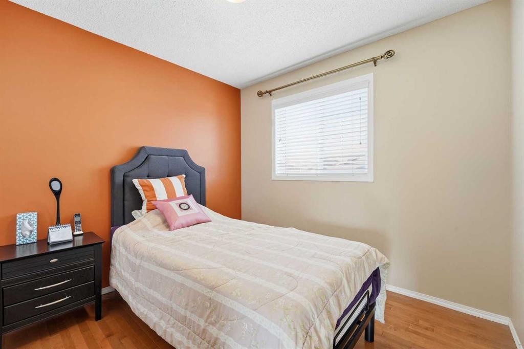 252 Saddlecrest Blvd Ne, Calgary, AB - Indoor Photo Showing Bedroom