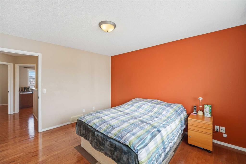 252 Saddlecrest Blvd Ne, Calgary, AB - Indoor Photo Showing Bedroom
