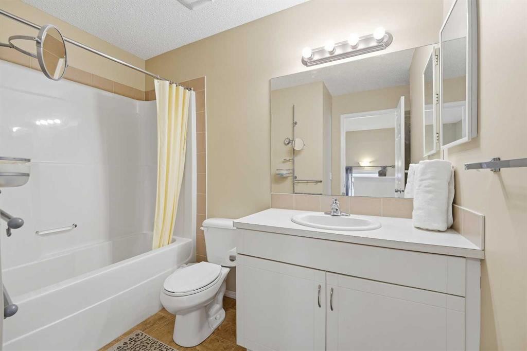 252 Saddlecrest Blvd Ne, Calgary, AB - Indoor Photo Showing Bathroom