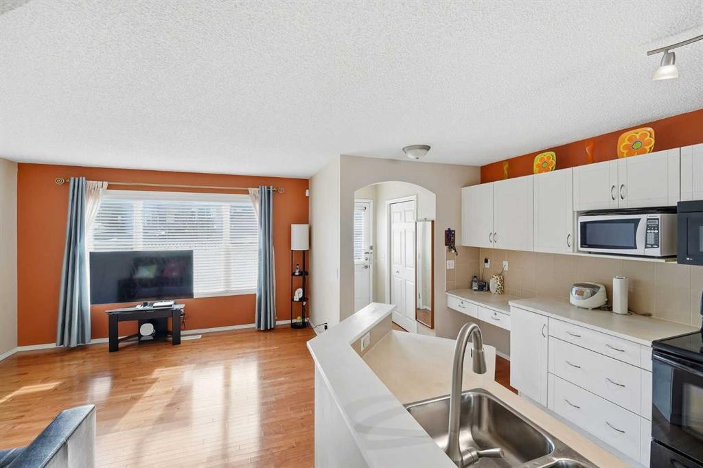 252 Saddlecrest Blvd Ne, Calgary, AB - Indoor Photo Showing Kitchen