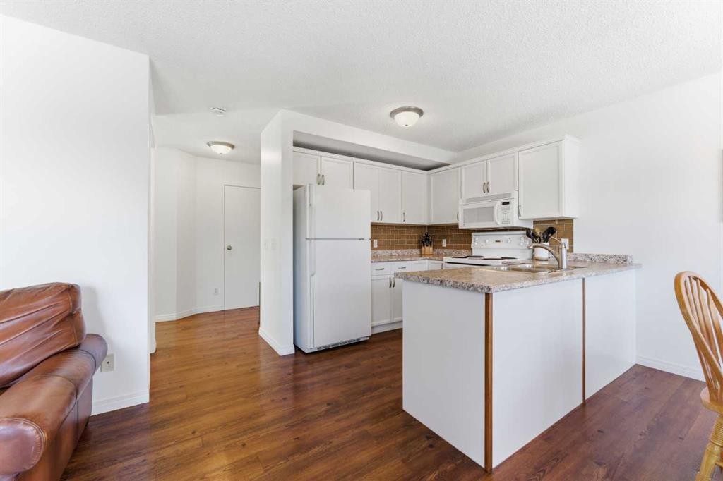 84 Mt Apex Green Se, Calgary, AB - Indoor Photo Showing Kitchen
