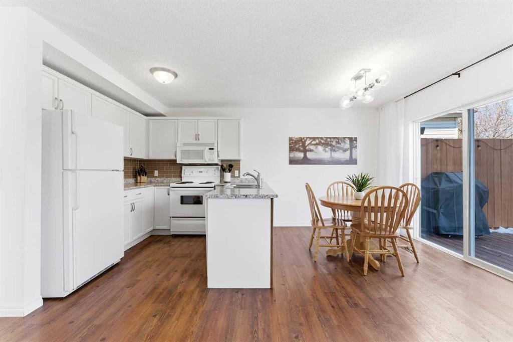 84 Mt Apex Green Se, Calgary, AB - Indoor Photo Showing Kitchen