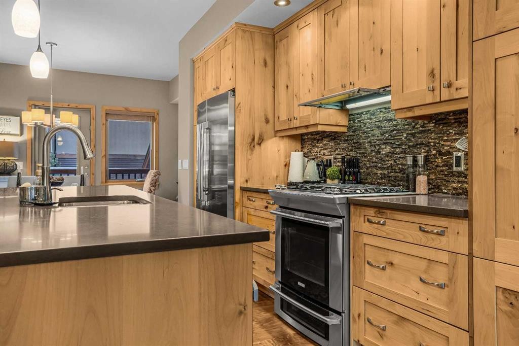 22 Streamside Lane, Canmore, AB - Indoor Photo Showing Kitchen