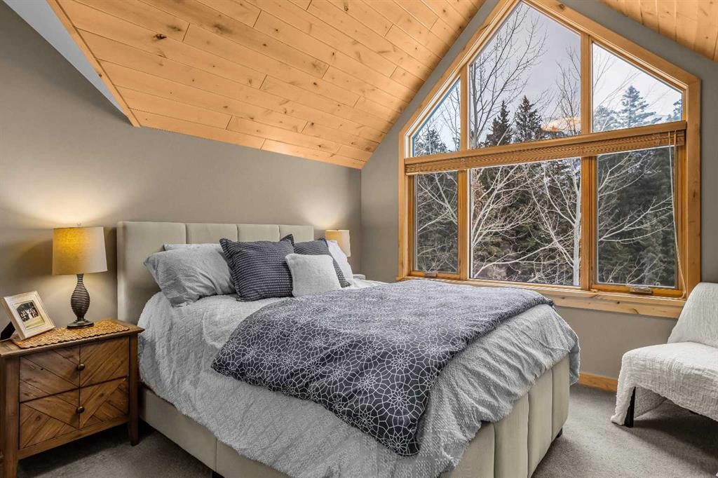 22 Streamside Lane, Canmore, AB - Indoor Photo Showing Bedroom