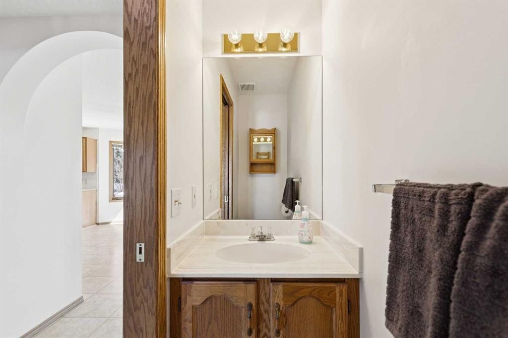 135 Sceptre Close Nw, Calgary, AB - Indoor Photo Showing Bathroom