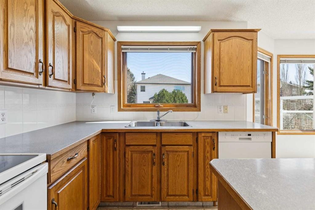 135 Sceptre Close Nw, Calgary, AB - Indoor Photo Showing Kitchen With Double Sink