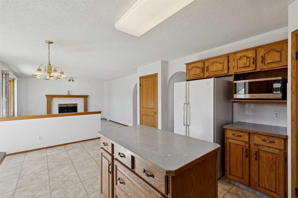 135 Sceptre Close Nw, Calgary, AB - Indoor Photo Showing Kitchen