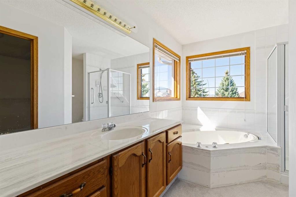135 Sceptre Close Nw, Calgary, AB - Indoor Photo Showing Bathroom