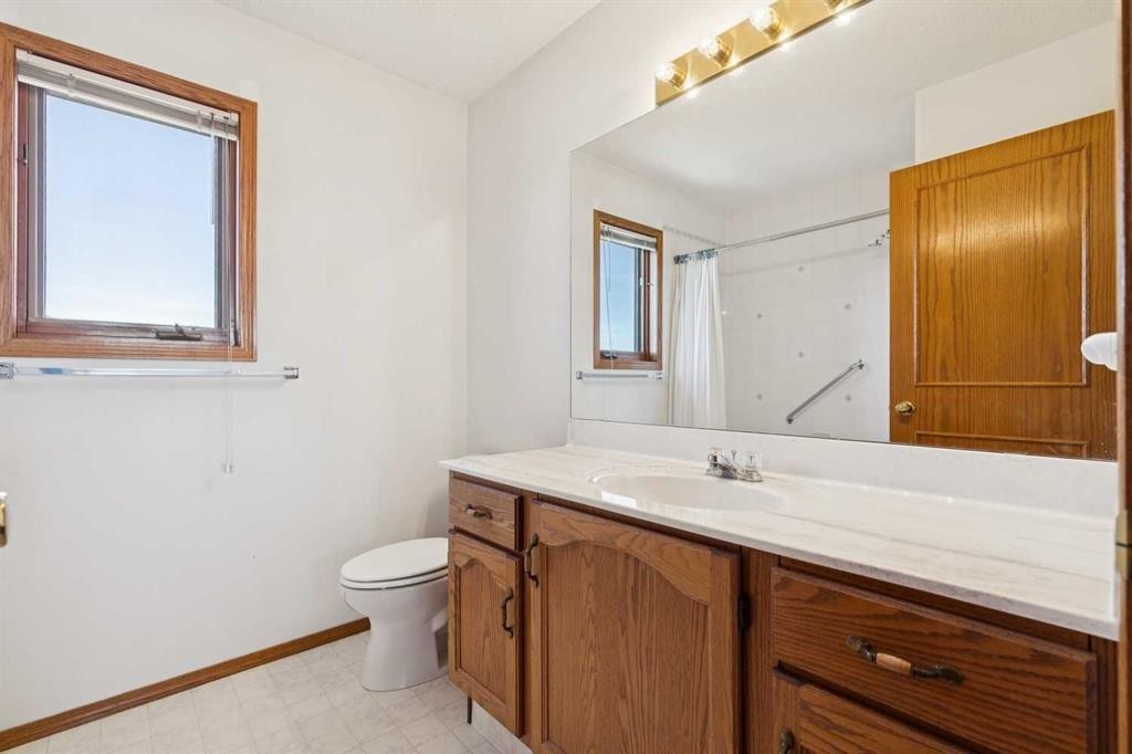 135 Sceptre Close Nw, Calgary, AB - Indoor Photo Showing Bathroom