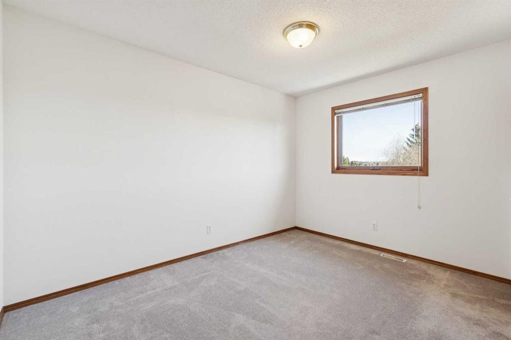 135 Sceptre Close Nw, Calgary, AB - Indoor Photo Showing Other Room
