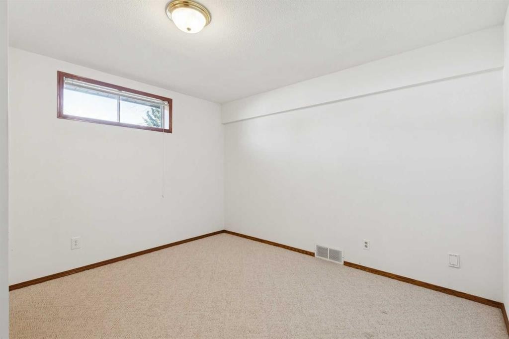 135 Sceptre Close Nw, Calgary, AB - Indoor Photo Showing Other Room