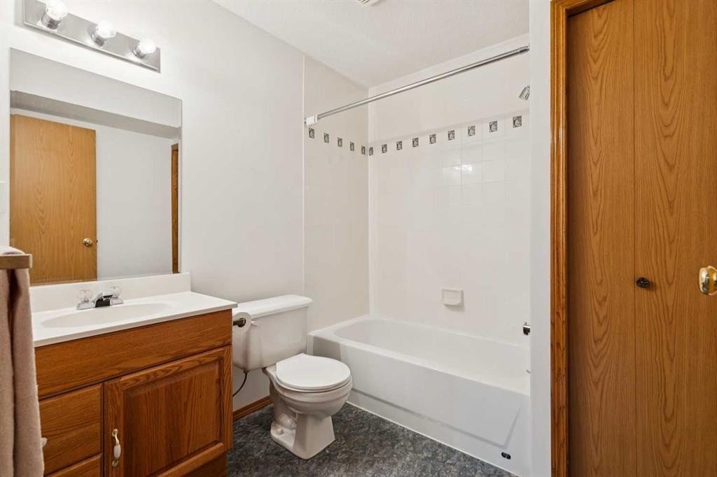 135 Sceptre Close Nw, Calgary, AB - Indoor Photo Showing Bathroom
