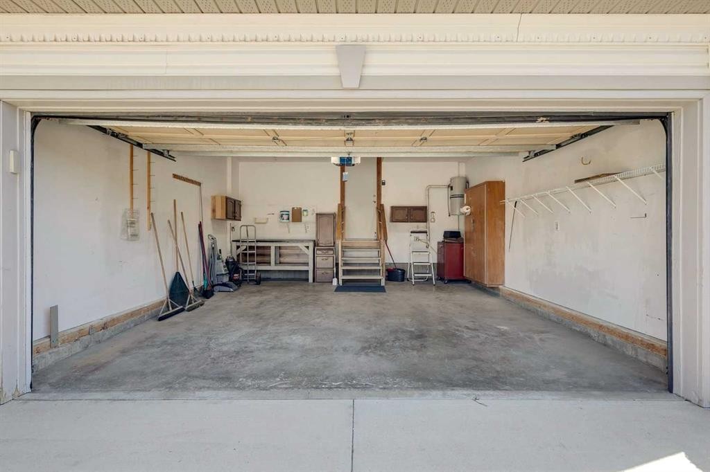 135 Sceptre Close Nw, Calgary, AB - Indoor Photo Showing Garage