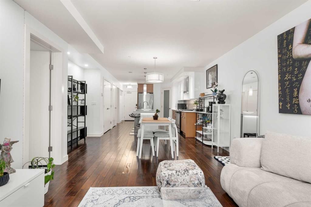 302-1029 15 Avenue Sw, Calgary, AB - Indoor Photo Showing Living Room
