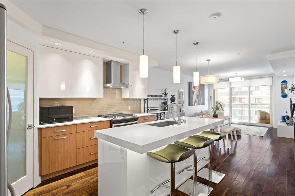 302-1029 15 Avenue Sw, Calgary, AB - Indoor Photo Showing Kitchen With Upgraded Kitchen