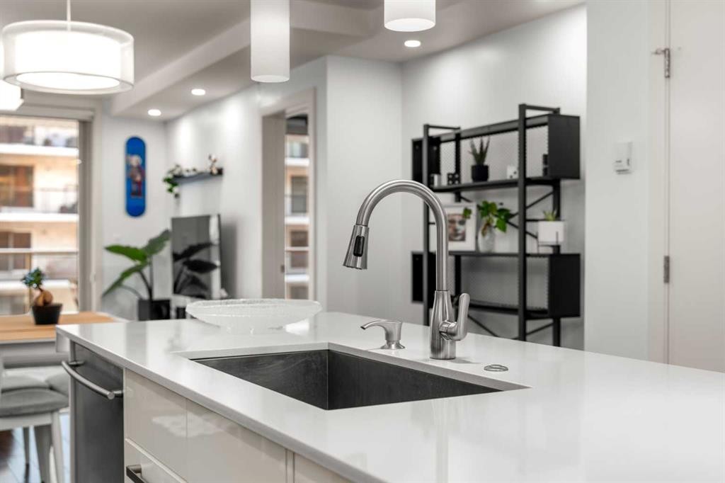 302-1029 15 Avenue Sw, Calgary, AB - Indoor Photo Showing Kitchen With Upgraded Kitchen