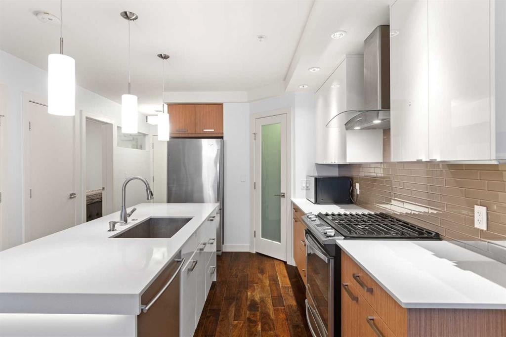 302-1029 15 Avenue Sw, Calgary, AB - Indoor Photo Showing Kitchen With Upgraded Kitchen
