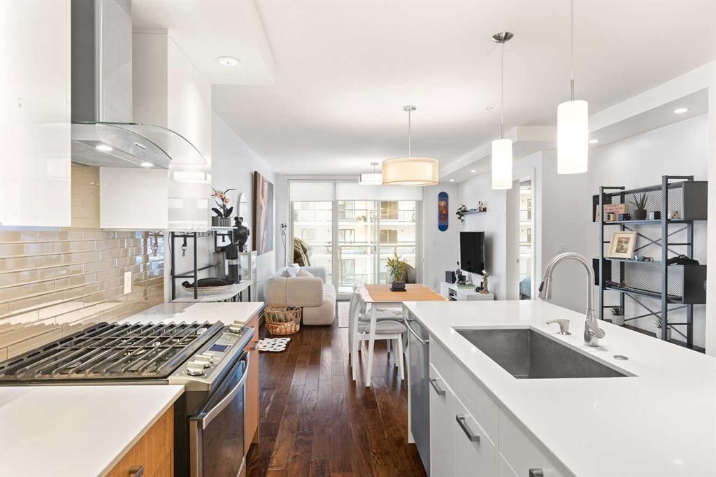 302-1029 15 Avenue Sw, Calgary, AB - Indoor Photo Showing Kitchen With Upgraded Kitchen