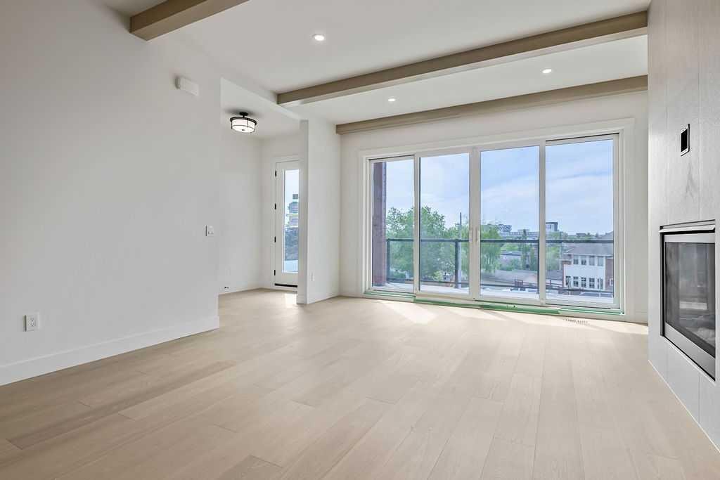 712 Bridge Crescent Ne, Calgary, AB - Indoor Photo Showing Other Room