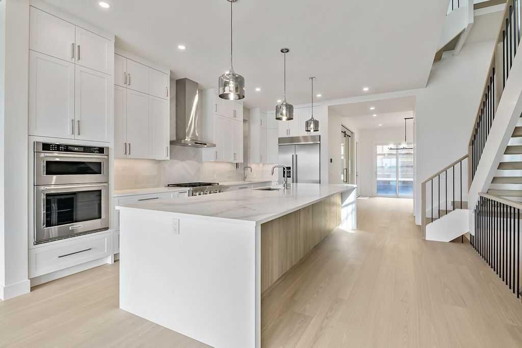 712 Bridge Crescent Ne, Calgary, AB - Indoor Photo Showing Kitchen With Upgraded Kitchen