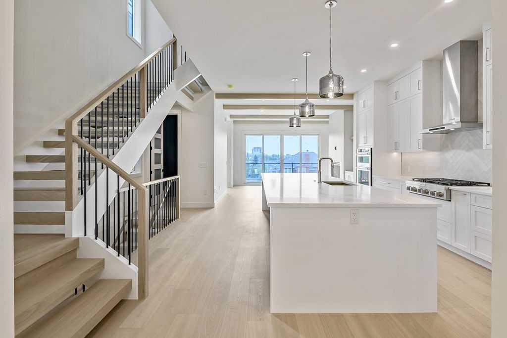 712 Bridge Crescent Ne, Calgary, AB - Indoor Photo Showing Kitchen With Upgraded Kitchen