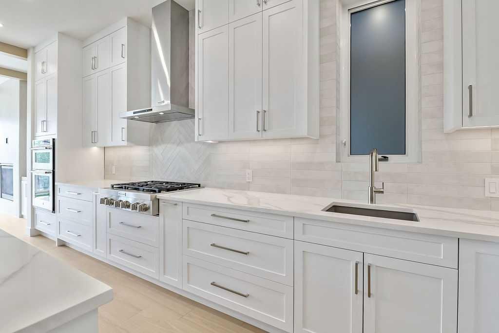 712 Bridge Crescent Ne, Calgary, AB - Indoor Photo Showing Kitchen With Upgraded Kitchen