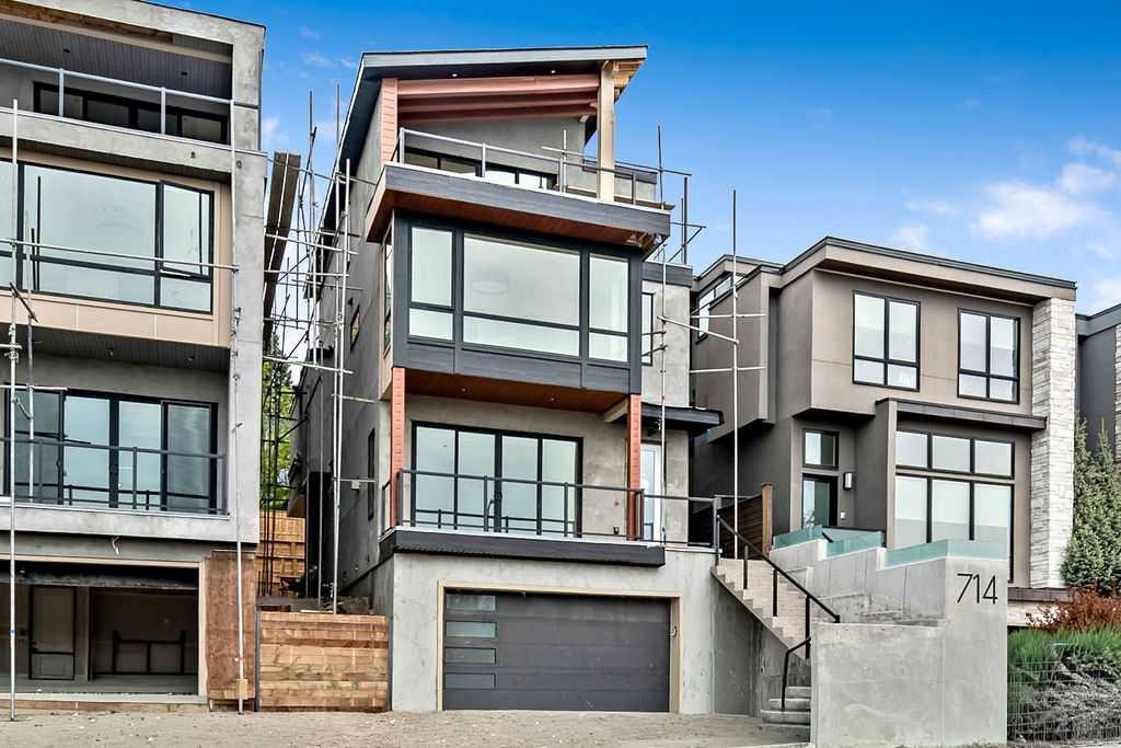 712 Bridge Crescent Ne, Calgary, AB - Outdoor With Balcony