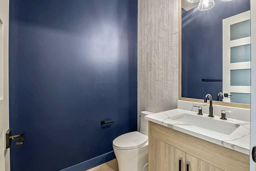 712 Bridge Crescent Ne, Calgary, AB - Indoor Photo Showing Bathroom