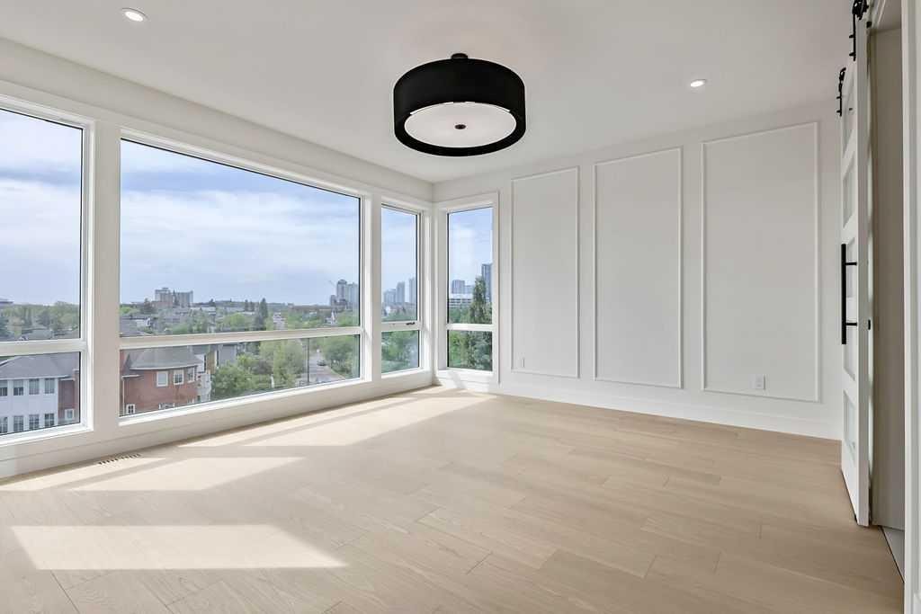 712 Bridge Crescent Ne, Calgary, AB - Indoor Photo Showing Other Room
