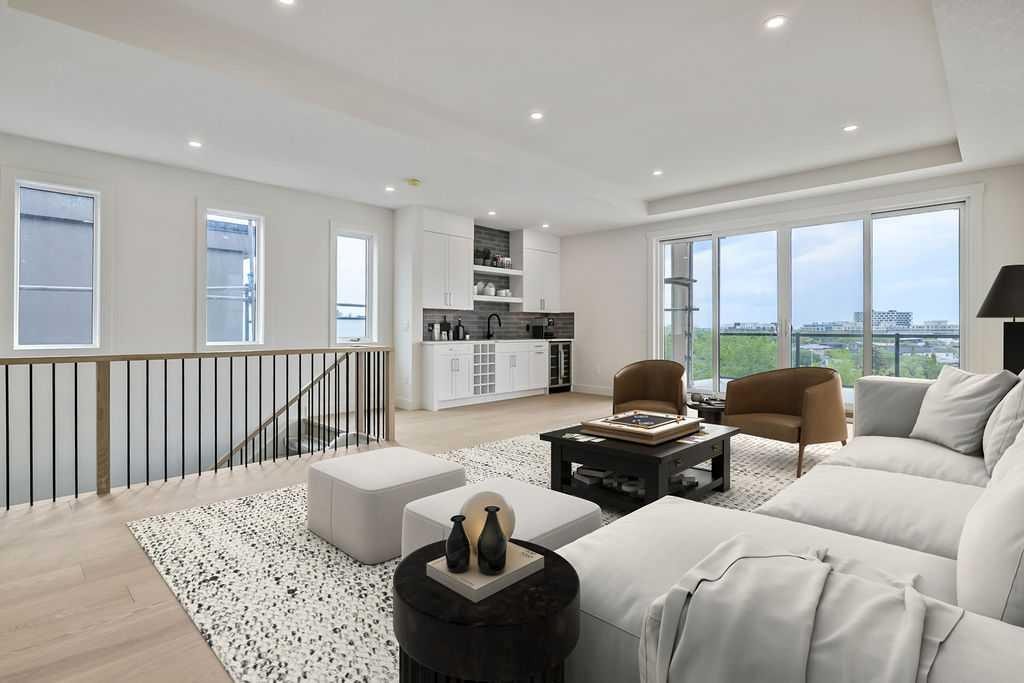 712 Bridge Crescent Ne, Calgary, AB - Indoor Photo Showing Living Room