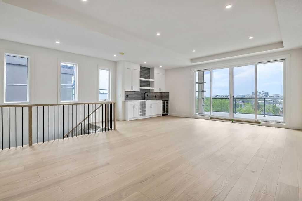 712 Bridge Crescent Ne, Calgary, AB - Indoor