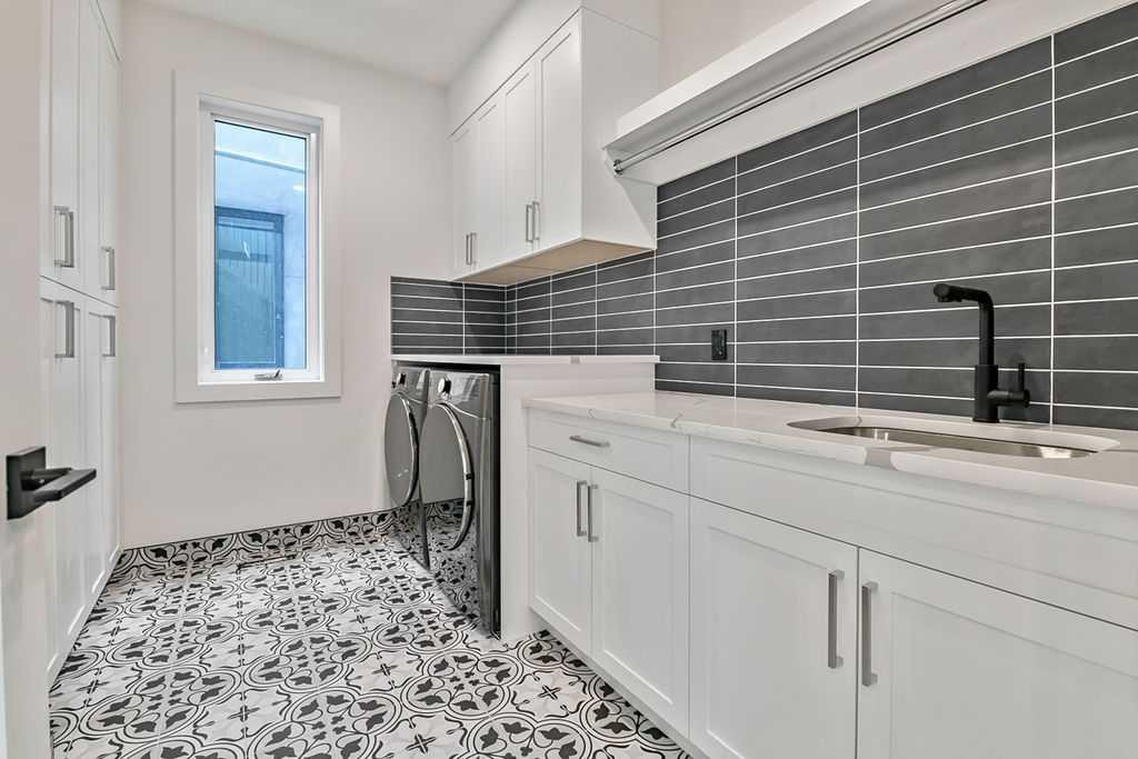 712 Bridge Crescent Ne, Calgary, AB - Indoor