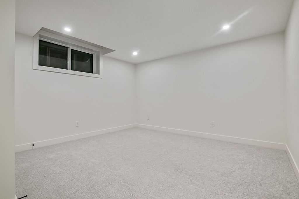 712 Bridge Crescent Ne, Calgary, AB - Indoor