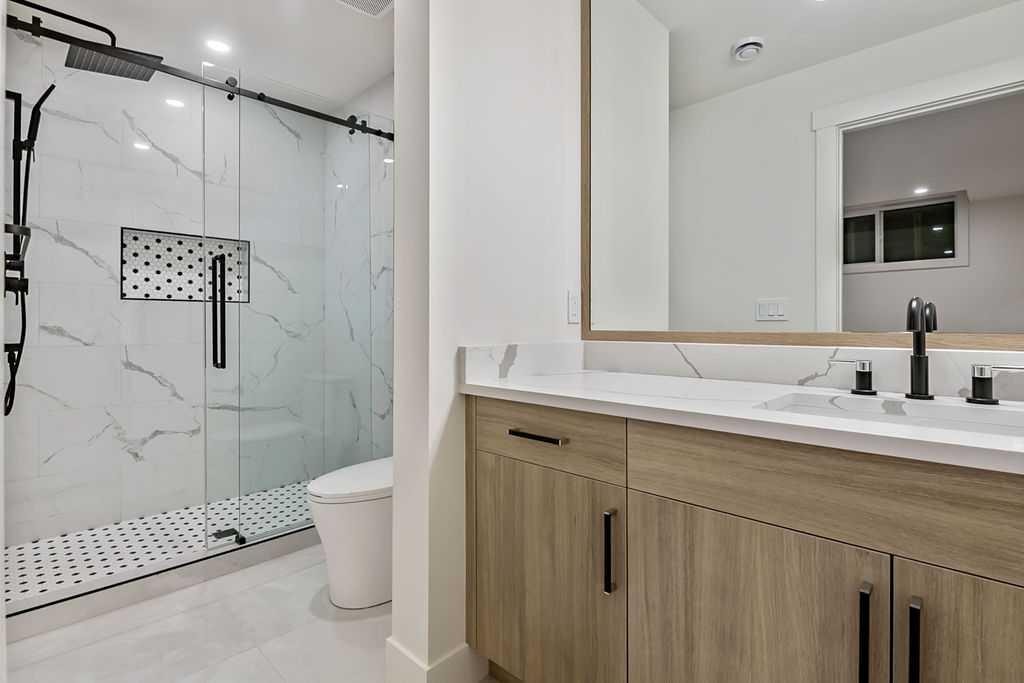 712 Bridge Crescent Ne, Calgary, AB - Indoor Photo Showing Bathroom