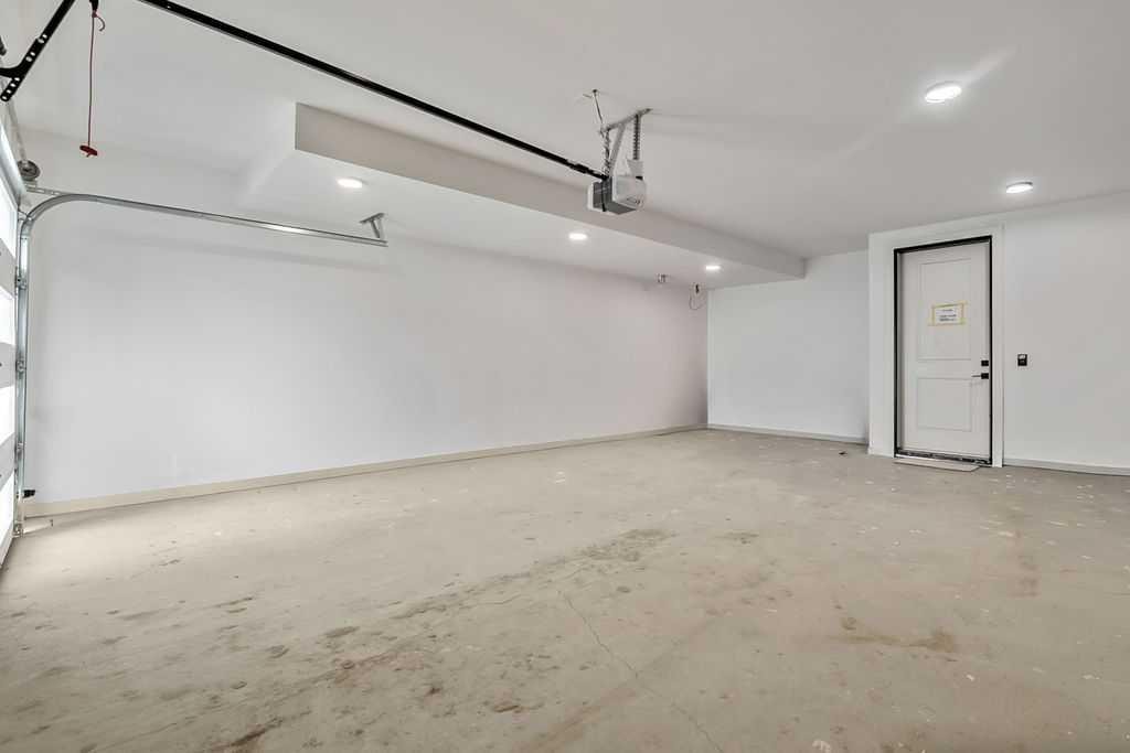 712 Bridge Crescent Ne, Calgary, AB - Indoor Photo Showing Garage