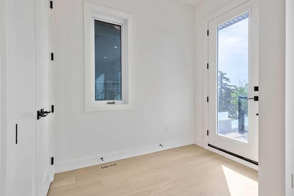 712 Bridge Crescent Ne, Calgary, AB - Indoor Photo Showing Other Room