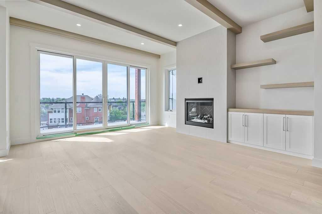 712 Bridge Crescent Ne, Calgary, AB - Indoor With Fireplace