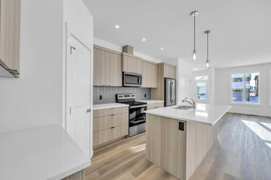 1115 Chinook Winds Circle Sw, Airdrie, AB - Indoor Photo Showing Kitchen With Stainless Steel Kitchen With Upgraded Kitchen