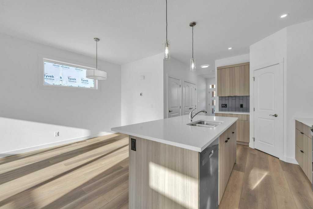 1115 Chinook Winds Circle Sw, Airdrie, AB - Indoor Photo Showing Kitchen