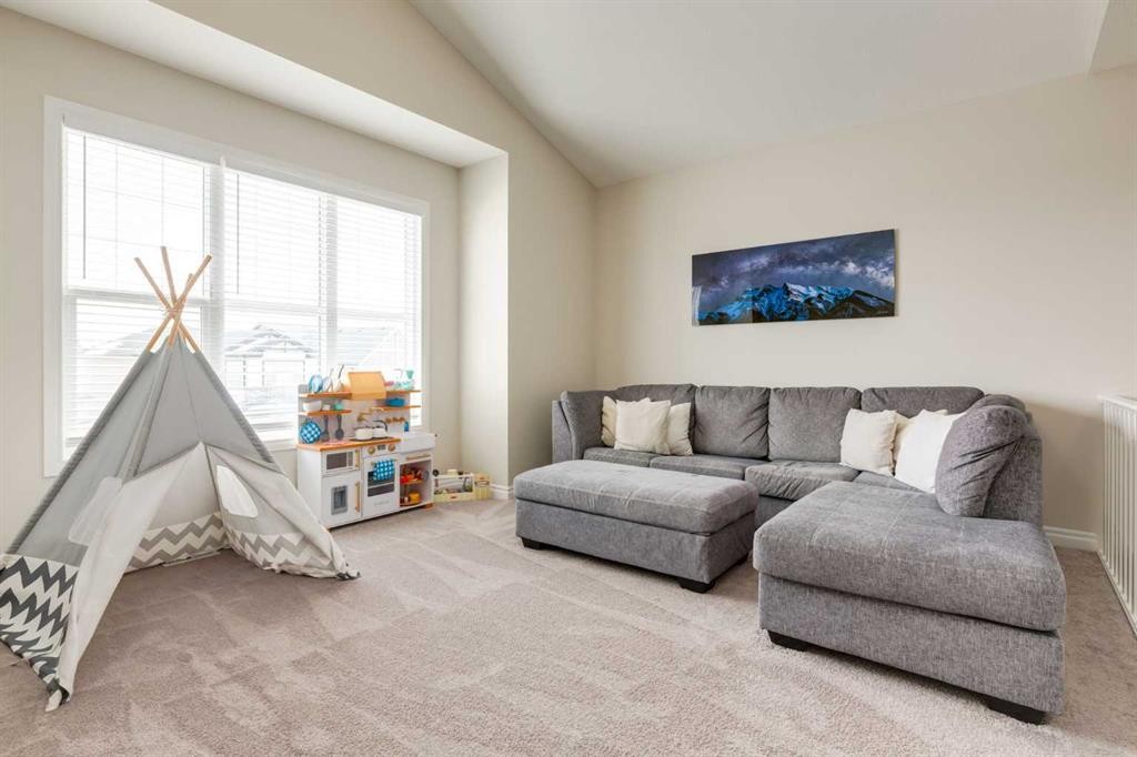 45 Nolanhurst Common Nw, Calgary, AB - Indoor Photo Showing Living Room