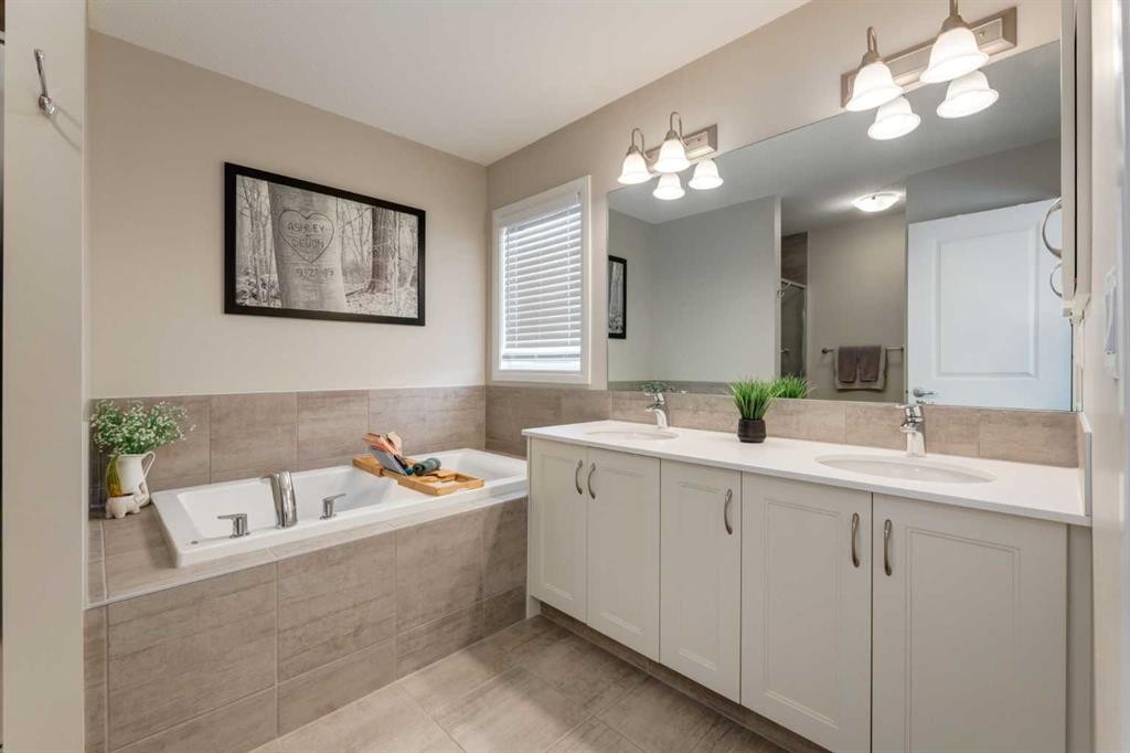 45 Nolanhurst Common Nw, Calgary, AB - Indoor Photo Showing Bathroom