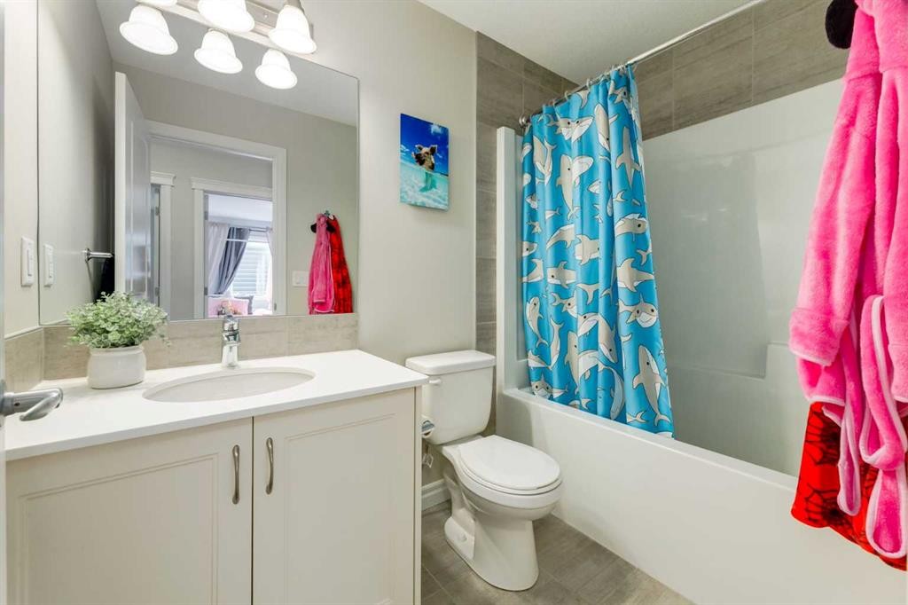 45 Nolanhurst Common Nw, Calgary, AB - Indoor Photo Showing Bathroom