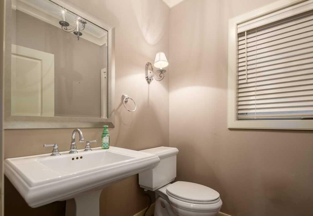 24 Aspen Meadows Green Sw, Calgary, AB - Indoor Photo Showing Bathroom