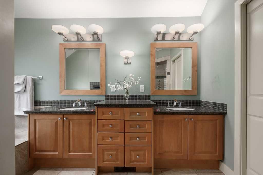 24 Aspen Meadows Green Sw, Calgary, AB - Indoor Photo Showing Bathroom