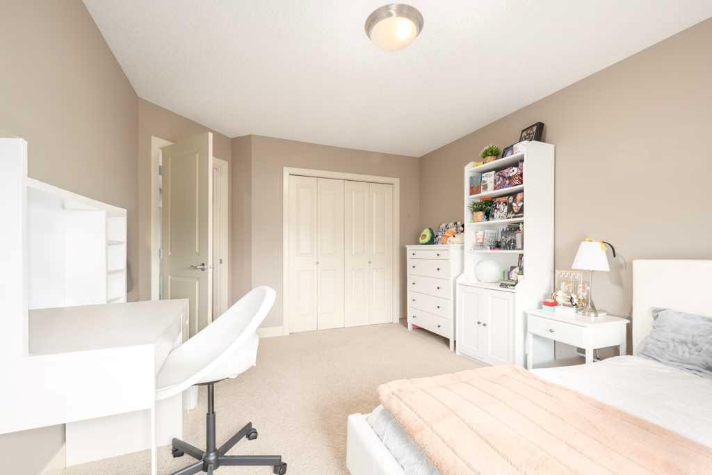 24 Aspen Meadows Green Sw, Calgary, AB - Indoor Photo Showing Bedroom